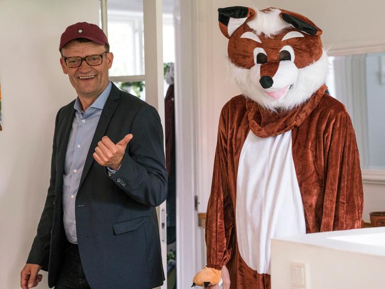 Frank er glad for at se slikræven i et af de nye afsnit af 'Klovn'.  TV 2 / DANMARK/TV 2