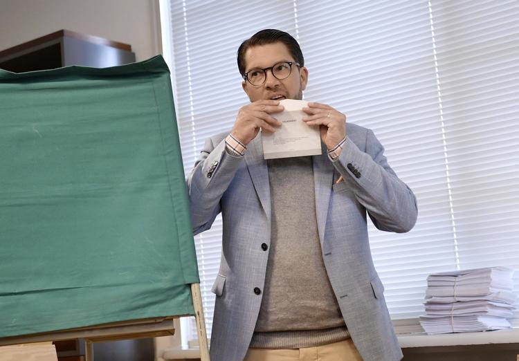 Her han, Jimmie Åkesson fra Sverigedemokraterne, hvis stemmeandel efter valget giver de gamle partier en helt ny hovedpine. For han er ikke længere til at komme uden om. Stina Stjernkvist/AP
