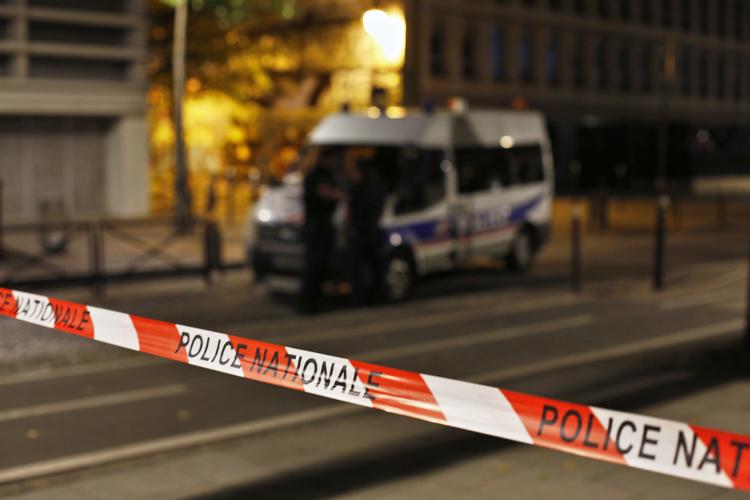 Politiafspærringen ved gerningsstedet, hvor syv mennesker blev hugget ned ved et knivangreb søndag aften. Thibault Camus/AP