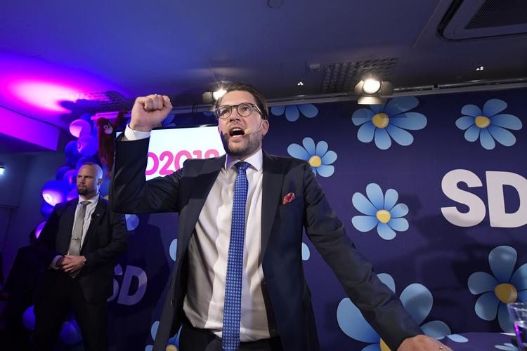 Sverigedemokraternas leder, Jimmie Åkesson, taler for sit parti på valgnatten. Partiet er nu Sveriges tredje største.  Anders Wiklund/AP
