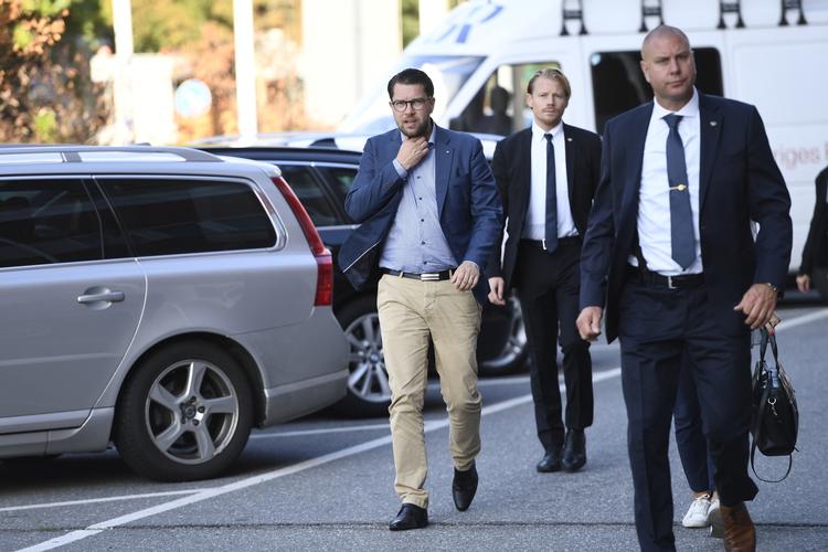 Jimmie Akesson på vej til tv-interview dagen derpå efter det svenske valg. Henrik Montgomery/AP