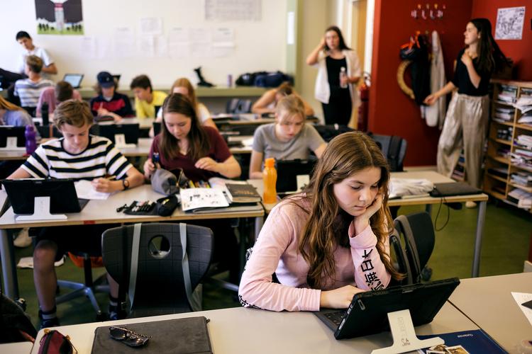 Så skal folkeskolen laves om igen. Regeringen har fremlagt et forslag, der i store træk vil rulle reformen tilbage og forkorte skoleugen med to timer. Ivan Boll
