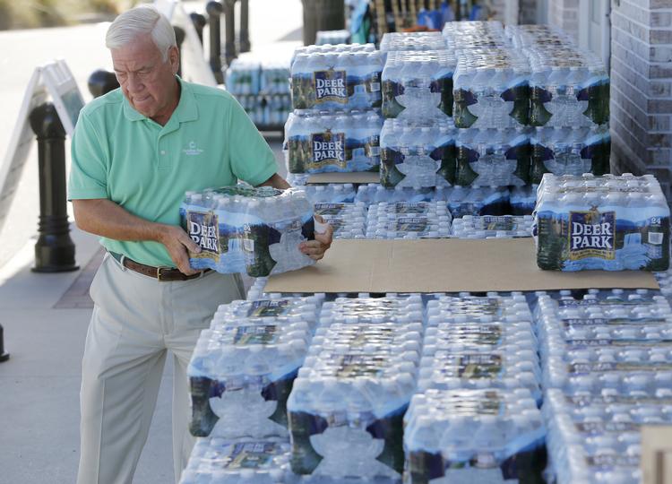 Beboerne i de berørte områder hamstrer varer fra både bygge- og supermarkeder, mens de forbereder sig på orkanen Florence. (AP Photo/Mic Smith)
   Mic Smith/AP