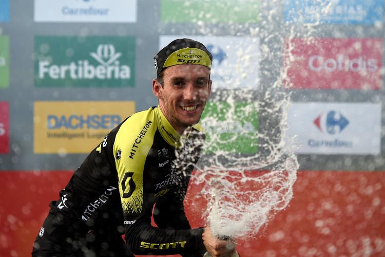 Simon Yates har vænnet sig til også at håndtere flasken med de sprudlende dråber ordentligt, men han kan ikke føle sig sikker på, at det skal ske igen i dag.
   Miguel Riopa/Ritzau Scanpix