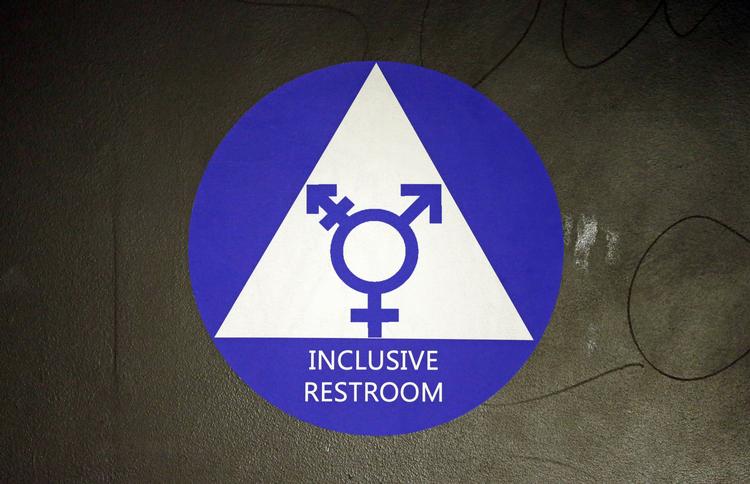 Identitetspolitiske beslutninger giver briterne problemer. Senest blev en seksualforbryder sendt ind i en fængselsafdeling for kvinder. Elaine Thompson/AP