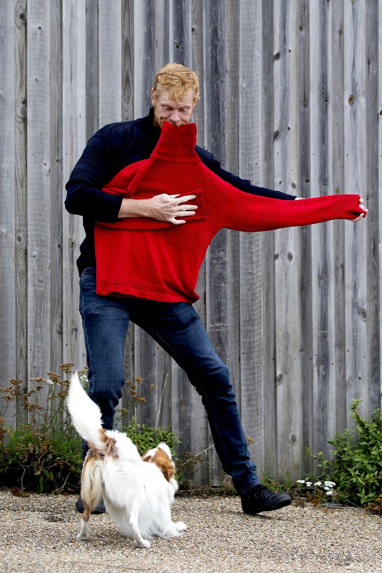 Skuespiller Peter Plaugborg føler sig tryg, når han har en af sine efterhånden talrige sømandssweatre på. I en sådan grad, at han også kan finde på at 
tage de uldne sager på, selv om det er varmt i vejret. Her er han med hunden Jens.

 Finn Frandsen/POLFOTO