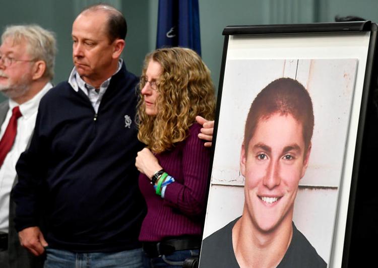 Den 19-årige Timothy Piazza døde i 2017 efter at være blevet udsat for et optagelsesritual på universitetet. Hans død skabte debat om de amerikanske universiteters drukkultur.
Foto: AP/Abby Drey 