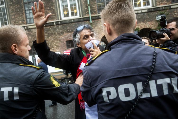 
    Rachid Nekkaz er mødt op foran Christiansborg. Han vil betale bøderne for de kvinder, der overtræder tildækningsforbuddet. (Foto: Andreas Haubjerg)
   Andreas Haubjerg/POLFOTO