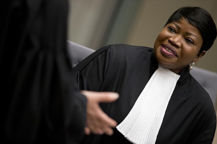 Fatou Bensouda, anklager ved den internationale straffedomstol i Haag, forbereder sager om krigsforbrydelser i Afghanistan. De mistænkte rækker fra Taliban over krigsherrer til USA.  Peter Dejong/AP