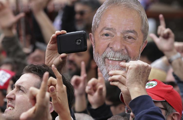 Tilhængere af Lula da Silva demonstrerede i går foran det fængsel, hvor han sidder indespærret. Eraldo Peres/AP