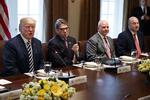 På dette billede fra Det Hvide Hus i marts i år ses tidligere Trump-rådgiver Gary Cohn (yderst til højre), som ifølge en ny bog har stjålet dokumenter fra præsidenten (yderst til venstre) for at hindre ham i at underskrive beslutninger, som de ansatte fandt amoralske og uovervejede. I midten er det 
energiminister Rick Perry (t.v.) og sikkerhedsrådgiver H.R. McMaster (AP Photo/Evan Vucci) Evan Vucci/AP