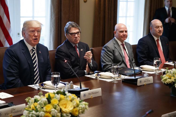 På dette billede fra Det Hvide Hus i marts i år ses tidligere Trump-rådgiver Gary Cohn (yderst til højre), som ifølge en ny bog har stjålet dokumenter fra præsidenten (yderst til venstre) for at hindre ham i at underskrive beslutninger, som de ansatte fandt amoralske og uovervejede. I midten er det 
energiminister Rick Perry (t.v.) og sikkerhedsrådgiver H.R. McMaster (AP Photo/Evan Vucci) Evan Vucci/AP