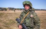 Rusland gør i denne uge sig klar til den største militærøvelse siden den kolde krig nær grænsen til Kina. På billedet ses en russisk soldat på vagt i Tjita-regionen ved det sydøstlige Sibirien.
Foto: AP 