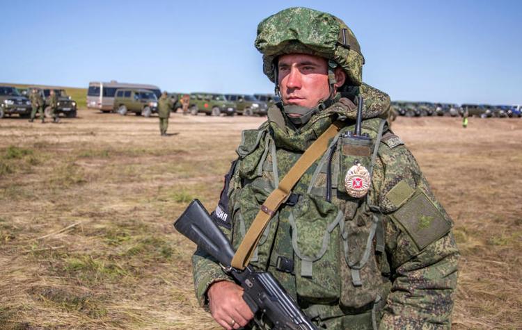 Rusland gør i denne uge sig klar til den største militærøvelse siden den kolde krig nær grænsen til Kina. På billedet ses en russisk soldat på vagt i Tjita-regionen ved det sydøstlige Sibirien.
Foto: AP 