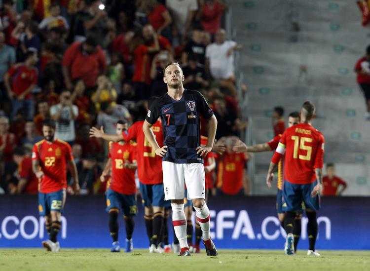 Kroatiens Ivan Rakitic måtte se langt efter det gode spil, som førte holdet til VM-finalen i sommer, da kroaterne blev slået med 6-0 mod Spanien i Nations League. Alberto Saiz/AP