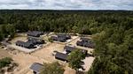 Sådan ser kæmpesommerhusene med plads til op mod 30 overnattende gæster store familier i Asserbo ved Frederiksværk ud fra oven. Jens Dresling/POLFOTO
