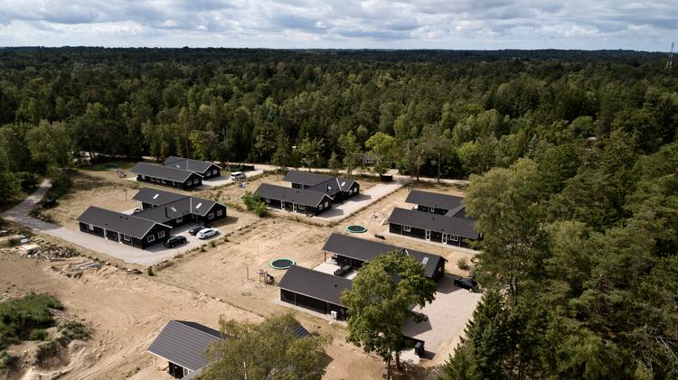 Sådan ser kæmpesommerhusene med plads til op mod 30 overnattende gæster store familier i Asserbo ved Frederiksværk ud fra oven. Jens Dresling/POLFOTO