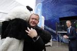 
    Statsminister Lars Løkke Rasmussen ses her på vej til   åbningen af den store globus Climate Planet i København.
   Jens Dresling/POLFOTO