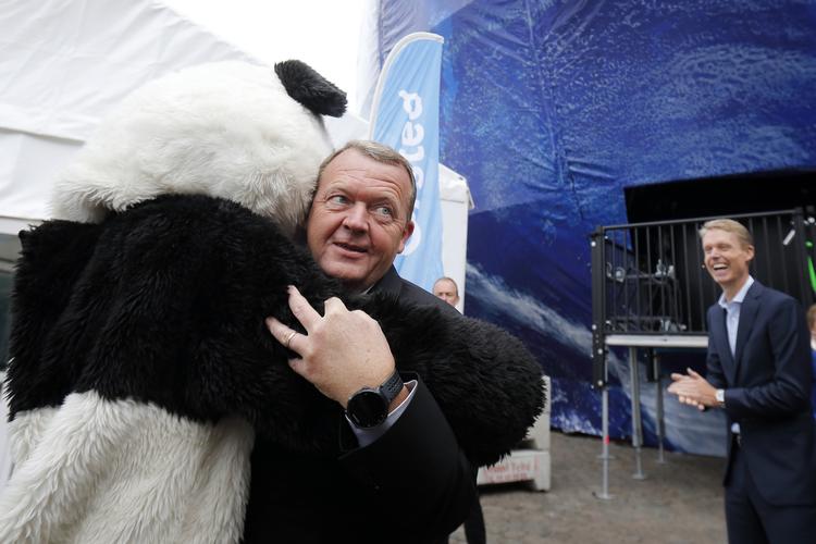 
    Statsminister Lars Løkke Rasmussen ses her på vej til   åbningen af den store globus Climate Planet i København.
   Jens Dresling/POLFOTO
