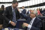 Den afgående formand for EU-Kommissionen, Jean-Claude Juncker, hygger sig med Nigel Farage, den tidligere leder af det britisk Ukip-parti, som om nogen stod i spidsen for den britiske brexitkampagne. Jean-francois Badias/AP