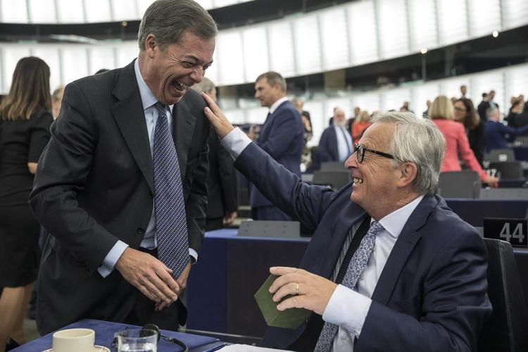 Den afgående formand for EU-Kommissionen, Jean-Claude Juncker, hygger sig med Nigel Farage, den tidligere leder af det britisk Ukip-parti, som om nogen stod i spidsen for den britiske brexitkampagne. Jean-francois Badias/AP