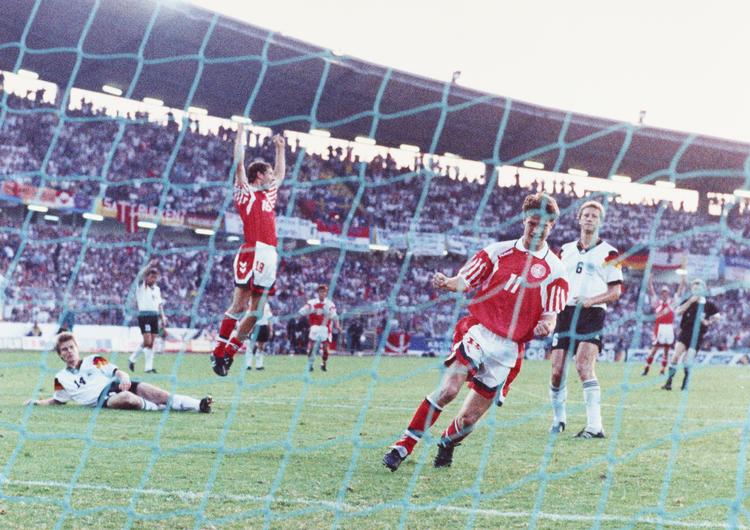 I 1992 oplever det danske fodboldlandshold den resultatmæssige største triumf nogensinde: at vinde europamesterskabet i fodbold. I finalen vandt Danmark 2-0 over Tyskland. Her har Kim Vilfort netop scoret til 2-0. Poulsen Lars/POLFOTO