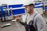 Det aktuelle opsving vil koge over, hvis Danmark ikke bliver ved at få flere udenlandske arbejdere ind som middel mod den stigende mangel på arbejdskraft. Her er det skibsbyggeren Wojciech ved Karstensens Skibsvæft i Skagen. Arkivfoto.  Andreas Haubjerg/POLFOTO
