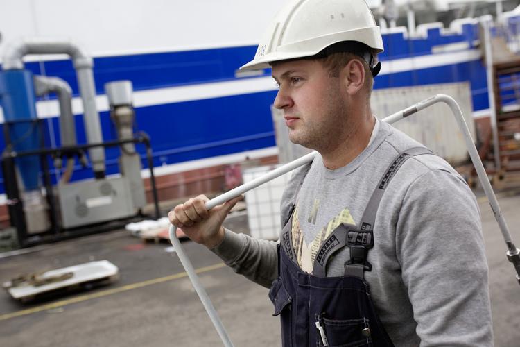 Det aktuelle opsving vil koge over, hvis Danmark ikke bliver ved at få flere udenlandske arbejdere ind som middel mod den stigende mangel på arbejdskraft. Her er det skibsbyggeren Wojciech ved Karstensens Skibsvæft i Skagen. Arkivfoto.  Andreas Haubjerg/POLFOTO
