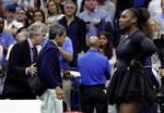En rasende Serena Williams værdiger ikke Carlos Ramos (nr. 2 fv.) et blik, da han forlader stadion ovenpå finalen, som det amerikanske ikon tabte. Julio Cortez/AP