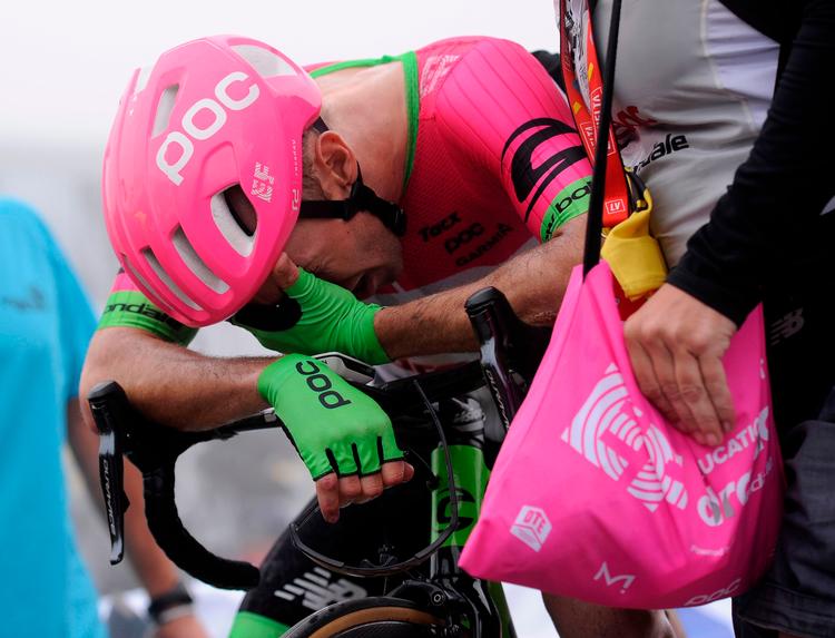 Michael Woods er overvældet af følelser efter karrierens første sejr på den skrappe bjergetape til Balcón de Bizkaia. Ander Gillenea/Ritzau Scanpix