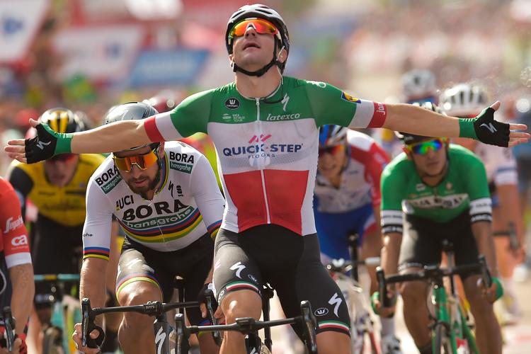 Elia Viviani sikrer sig her sin anden etapesejr i Vueltaen foran Peter Sagan. I dag byder der sig en ny mulighed for begge. Alvaro Barrientos/AP