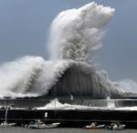 Bølger rammer bølgebrydere ved havnen Aki i Japan, da tyfonen Jebi er ankommet.  Foto: Ichiro Sakano/Kyodo News via AP. Ichiro Sakano/AP
