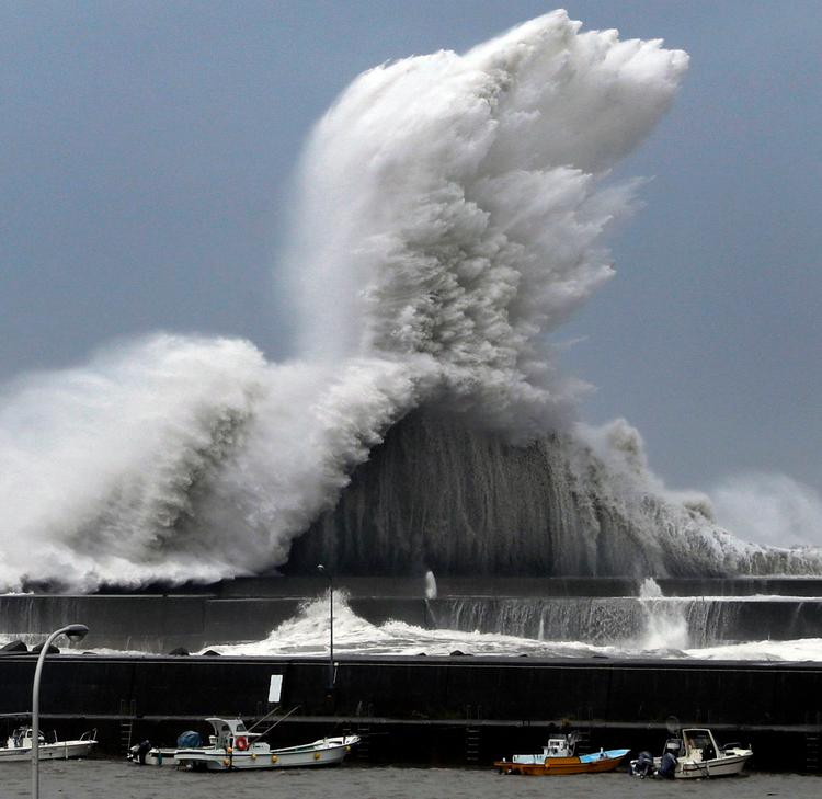 Bølger rammer bølgebrydere ved havnen Aki i Japan, da tyfonen Jebi er ankommet.  Foto: Ichiro Sakano/Kyodo News via AP. Ichiro Sakano/AP