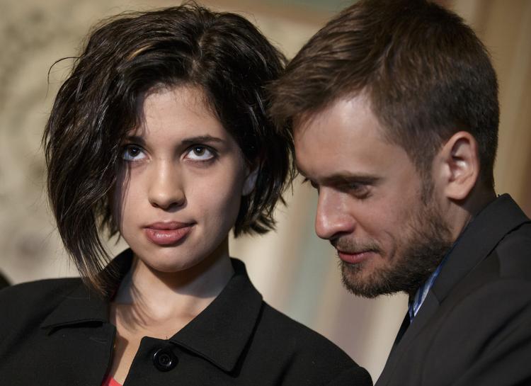 Pjotr Versilov ses her med en anden af aktivisterne fra Pussy Riot, Nadesjda Tolokonnikova, som også er hans ekskone.  J. Scott Applewhite/AP