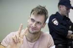Piotr Versilov er indlagt i kritisk tilstand på et hospital i den russiske hovedstad. Hans kæreste frygter, han er blevet forgiftet. 
   Pavel Golovkin/AP