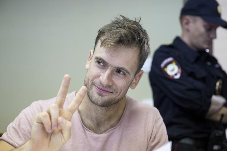 Piotr Versilov er indlagt i kritisk tilstand på et hospital i den russiske hovedstad. Hans kæreste frygter, han er blevet forgiftet. 
   Pavel Golovkin/AP