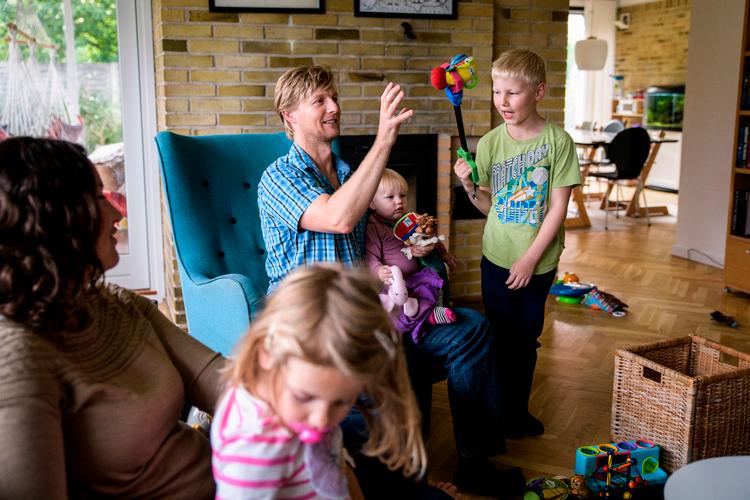 Der mangler ikke plastik i et hjem med fire børn. Men Mia på tre år, Emma på ni måneder, Felix på otte år og Arthur på fem år skal lære, at det ikke hører hjemme i naturen, mener forældrene. Anders Rye Skjoldjensen