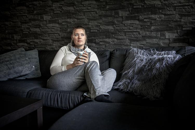 I de pæne hjemlige rammer bruger Jean Rasmussen mange af sine timer. Hun har svært ved at være social og føler sig ofte ensom. Hun ønsker hele tiden, at hun bare kunne ringe til en veninde, så de kunne gå en spontan tur, eller invitere på en kop te. Jacob Ehrbahn/POLFOTO