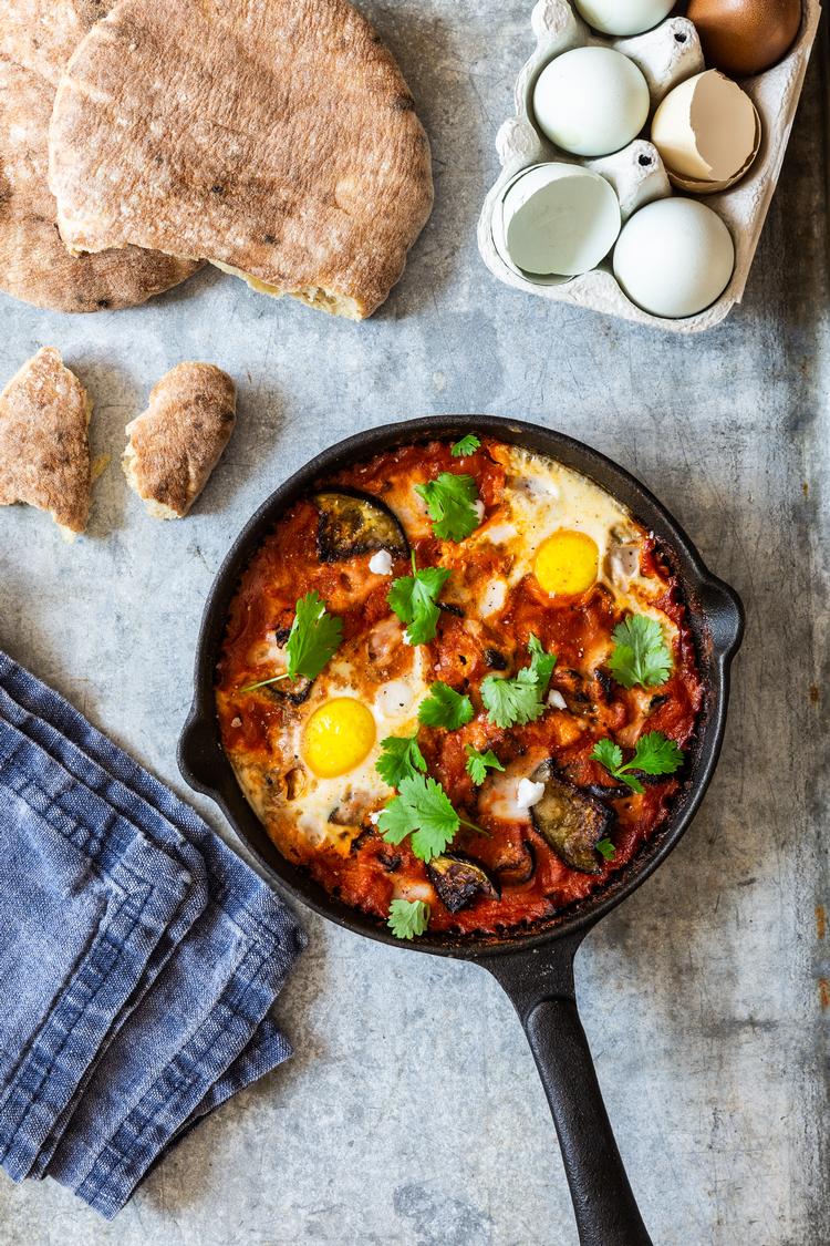 Der er masser af smag i denne ret, og du bestemmer selv, hvor spicy den skal være. Den tager en smule tid, men tomatsaucen kan tilberedes dagen før. Foto: Ditte Ingemann