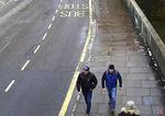 Overvågningsbilleder viser to russere, som er mistænkt for at være medlemmer af den russiske efterretningstjeneste GRU og stå bag forsøget på at dræbe den tidligere russiske spion Sergej Skripal. De to mænd afviser anklagerne.   Metropolitan Police/AP