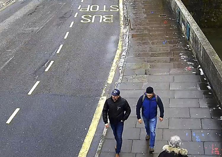 Overvågningsbilleder viser to russere, som er mistænkt for at være medlemmer af den russiske efterretningstjeneste GRU og stå bag forsøget på at dræbe den tidligere russiske spion Sergej Skripal. De to mænd afviser anklagerne.   Metropolitan Police/AP