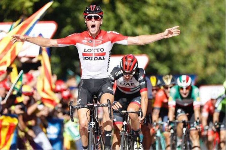 Jelle Wallays jubler fulgt af sin kollega i udbruddet Sven Erik Bystrøm, mens storfavoritten Elia Viviani anes i grønt i baggrunden. Foto: Luis Angel Gomez. 