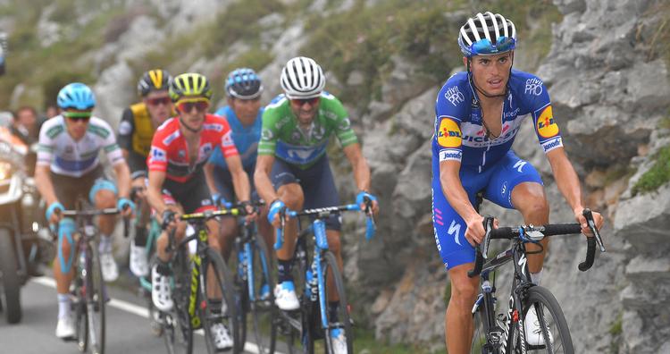 Enric Mas fører her an på onsdagens finalestigning foran blandt andre landsmanden Alejandro Valverde og den engelske indehaver af den røde førertrøje Simon Yates. Foto:  Tim De Waele/Getty Images. 