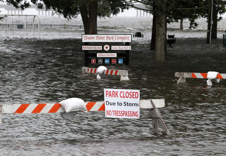 Union Point Park i byen New Bern i North Carolina står under vand. Mange af kystens byer oplever allerede oversvømmelser, og havet forventes under orkanen at stige med op til tre meter. Gray Whitley/AP