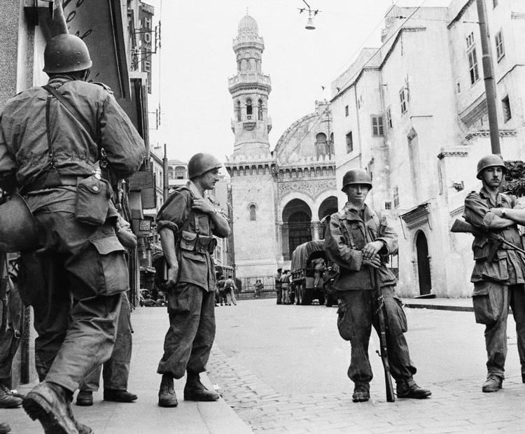 Der blev brugt tortur i konflikten mellem Frankrig og Algeriet, har den franske præsident Emmanuel Macron erkendt. Billedet viser franske soldater i et af Algeriets arabiske kvarterer, 27. maj 1956.
Foto: AP 