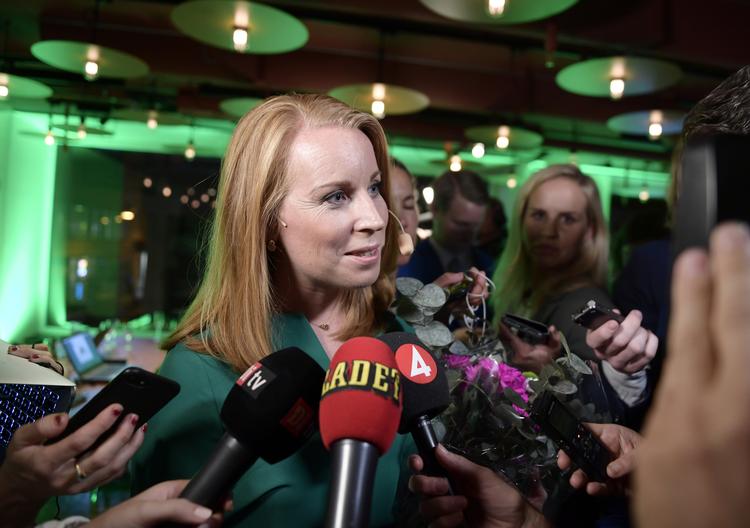 Annie Lööf peger på Ulf Kristersson som statsminister. Men måske kan hun selv få den eftertragtede post. 10050 Pontus Lundahl/tt/Ritzau Scanpix