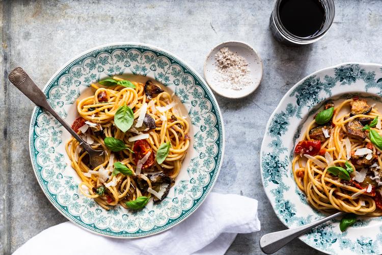 Pastaretten kan serveres sammen med en simpel grøn salat. Sammen med et glas vin er den efter min mening perfekt som gæstemad eller scoremiddag. Foto: Ditte Ingemann