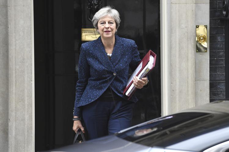 Storbritanniens premierminister, Theresa May, er ude i en svær opgave, når hun skal forhandle en aftale om brexit hjem med EU. Og nu har Labour meldt ud, at oppositionspartiet ikke vil stemme for en aftale.  Kirsty O'connor/AP