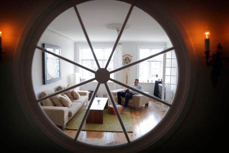 Bankerne og sparekasser har ifølge Finanstilsynet kastet sig ud i en risikabel konkurrence om at tilbyde billige andelsboliglån. René Kempfner fra Nørrebro har nydt godt af konkurrencen og sparet et betydeligt beløb på sit andelslån. Jens Dresling/POLFOTO