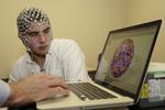 I årtier har der været forsket i at omsætte hjerneimpulser til elektroniske signaler, så man kan måle hjernen eller endda kommunikere direkte ind i en computer. Her er det et forsøg på University of Nebraska i 2013, hvor forskningsassistent Kevin Real studerer sin hjerneaktivitet; målet med forsøget var at udvikle en model, så man hurtigt kunne skanne sportsfolk for hjerneskader. Nh/AP